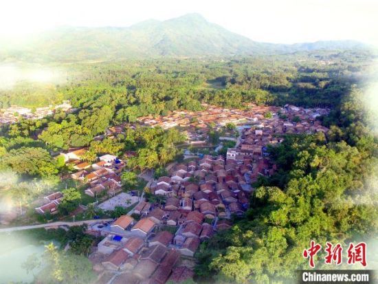 图为屯昌县"油画村"咸六村.陈传涛摄