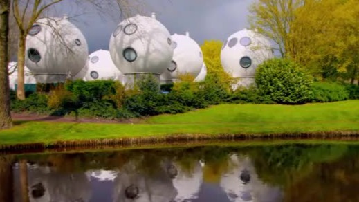 这些球形建筑未来感十足,仿佛是外星人在地球的寄居所