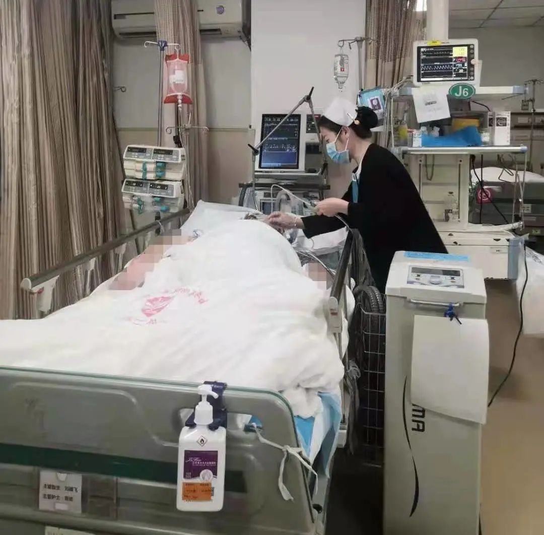 西安医学院一附院:重症监护室里的女汉子们