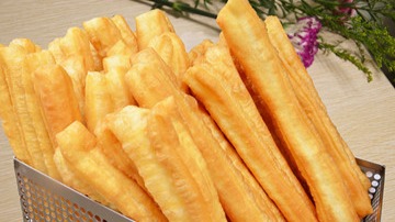 北方人吃油条喜欢配着豆浆尉迟琳嘉南方人配着酱油吃