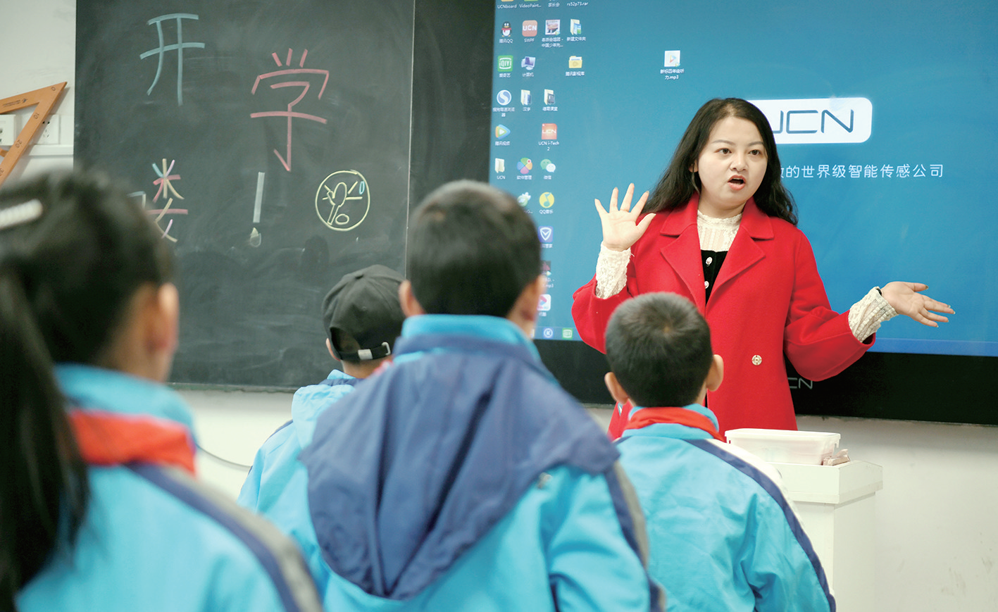 西宁市南川东路第二小学,老师与学生互动学习第一课.