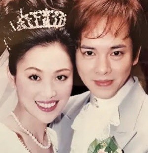 港姐梁小冰晒婚纱照庆祝结婚20周年,蔡少芬朱茵当伴娘