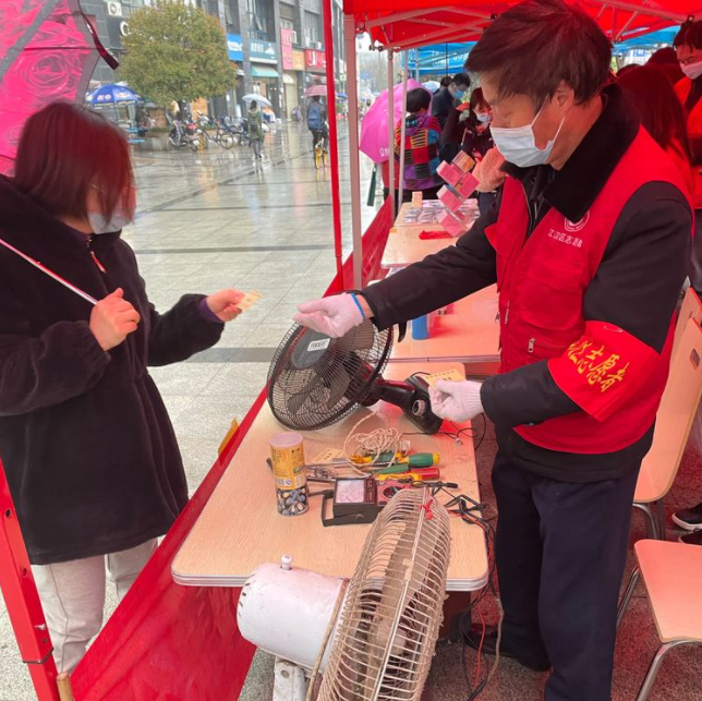 当天下起了冷雨,但来自辖区共建单位,物业公司,社区及居民志愿者等10