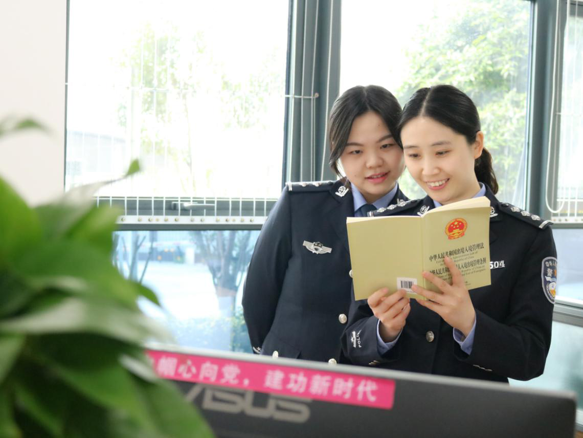 同心坚守不负韶华绽放在重庆高新区公安出入境窗口的签证官姐妹花