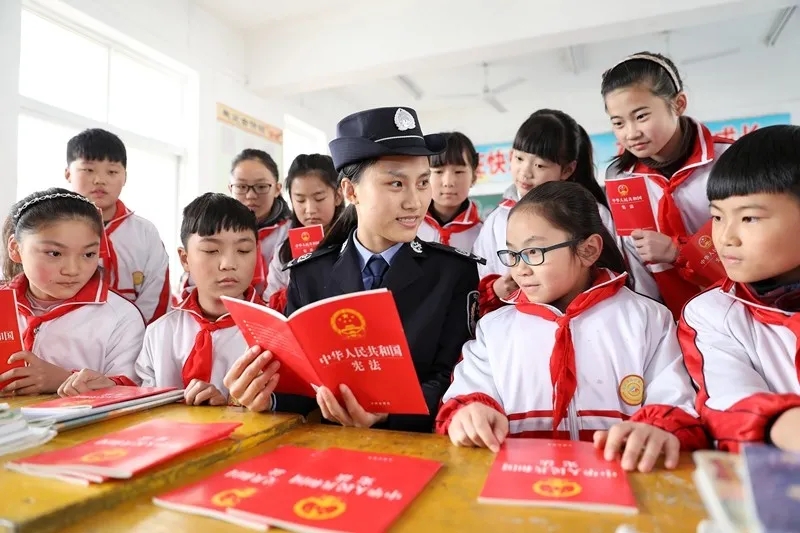 以法之名 守护未成年人健康成长—省民进为推进我省中小学法治教育