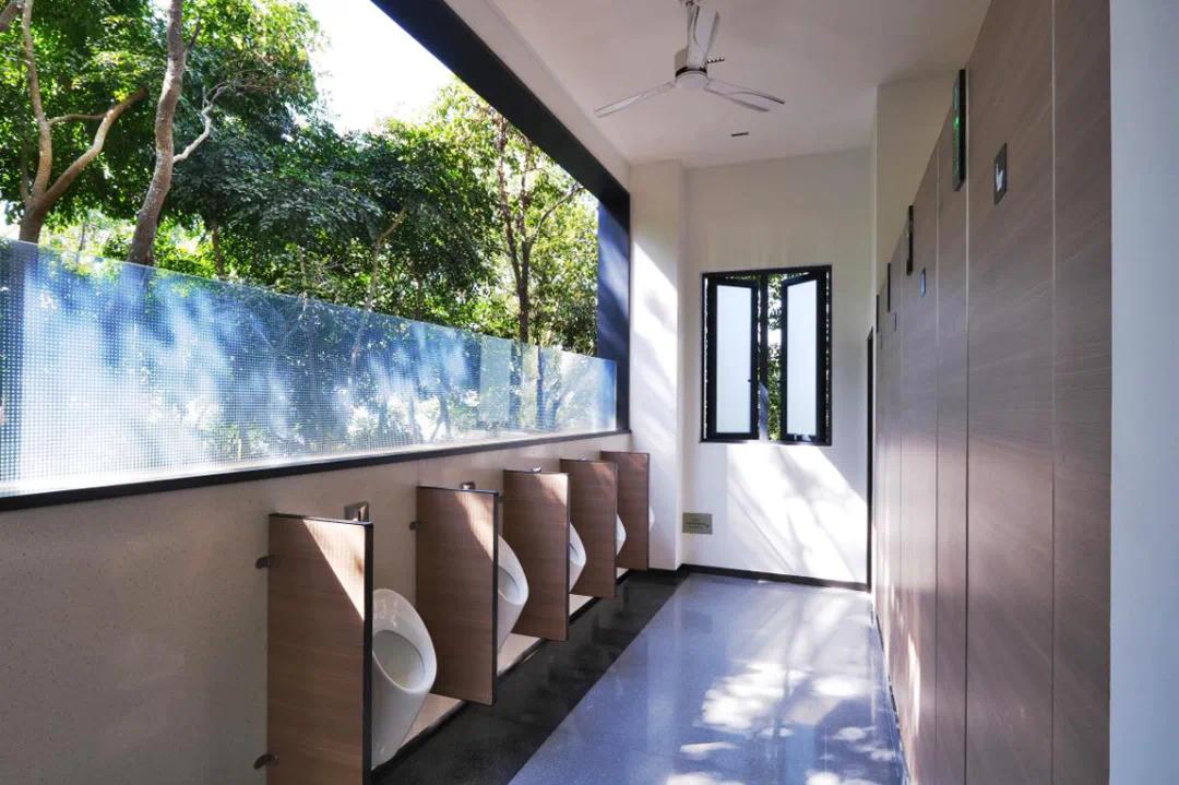 南山公园微波站公厕依台地而建,根据场地高差,设计综合考虑人群使用