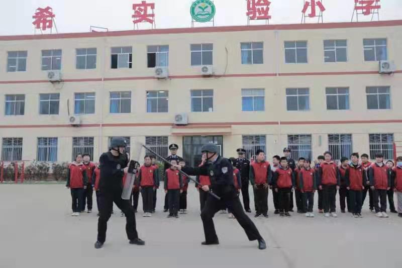 山东省乐陵市公安局黄夹派出所民警走进辖区希森实验小学,开展向校园