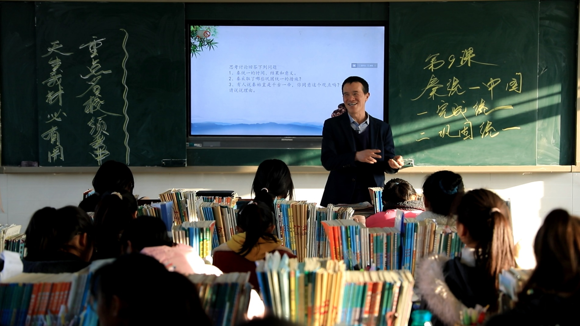 图说"借眼"授课28年的乡村教师卢文建在课堂上讲课,2020年他获得"