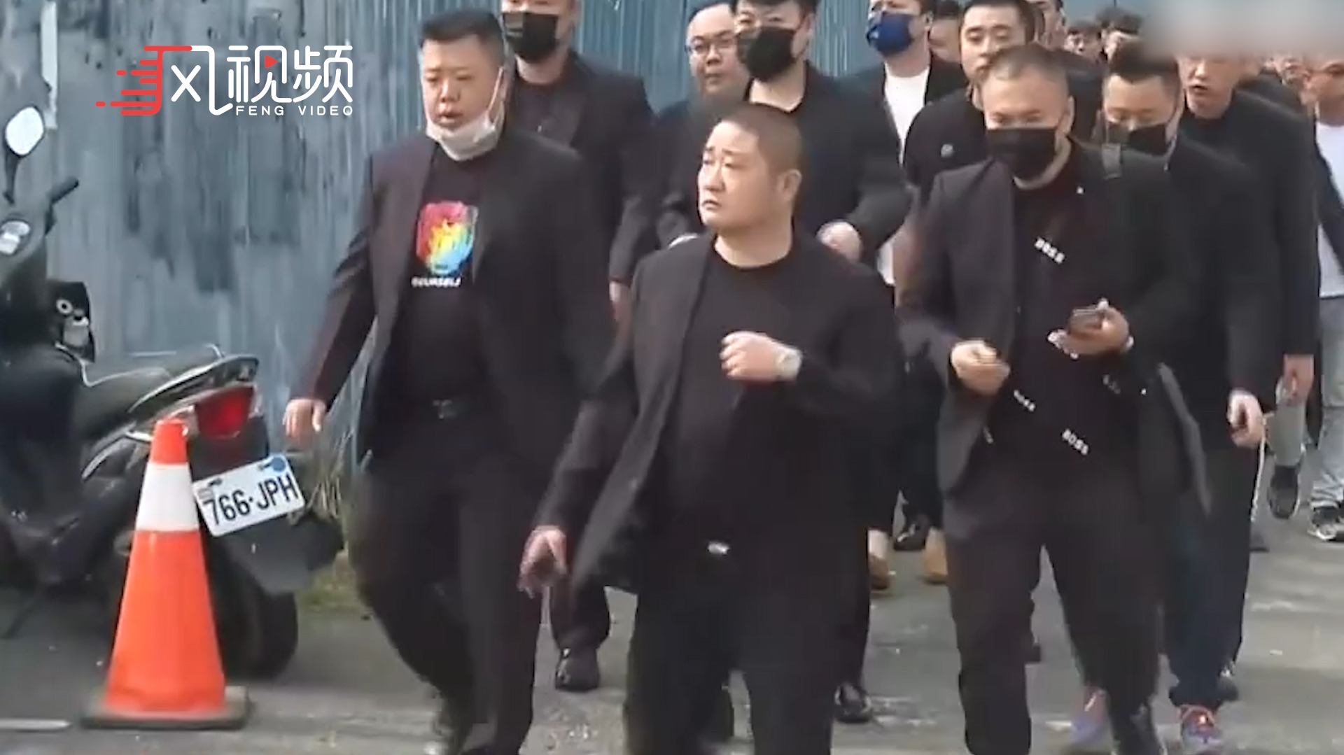 台湾3000黑帮成员出席老大的葬礼,警察当场抓获6名通缉犯