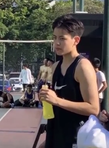 国青女篮19岁队员杨舒予走红,身高184腹肌