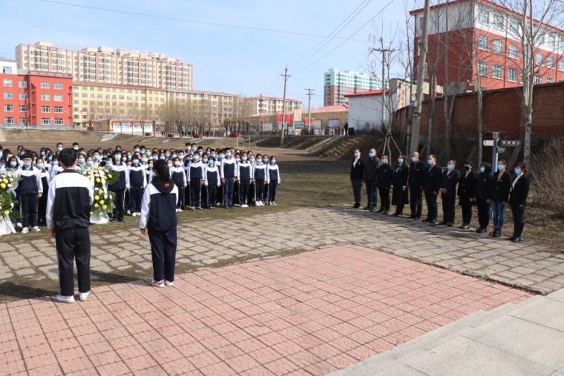 3月31日上午,尚志市逸夫学校校领导,部分中层领导及优秀共青团员代表