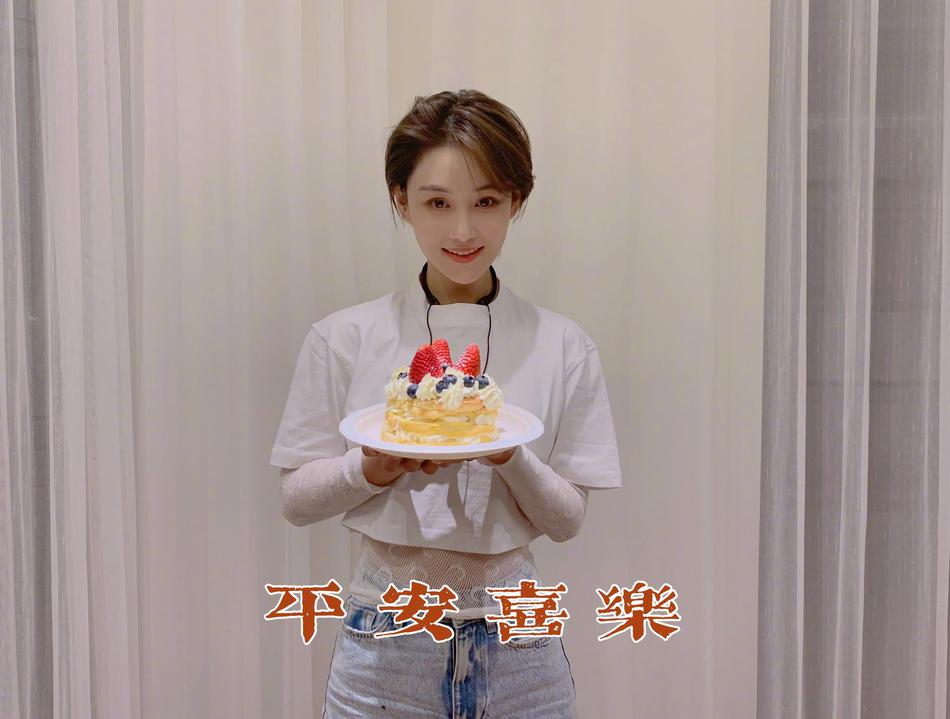 张馨予庆34岁生日,手捧蛋糕露小蛮腰