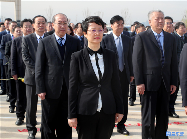 东营市举行清明祭扫活动 李宽端陈必昌孔凡萍陈泽浦参加