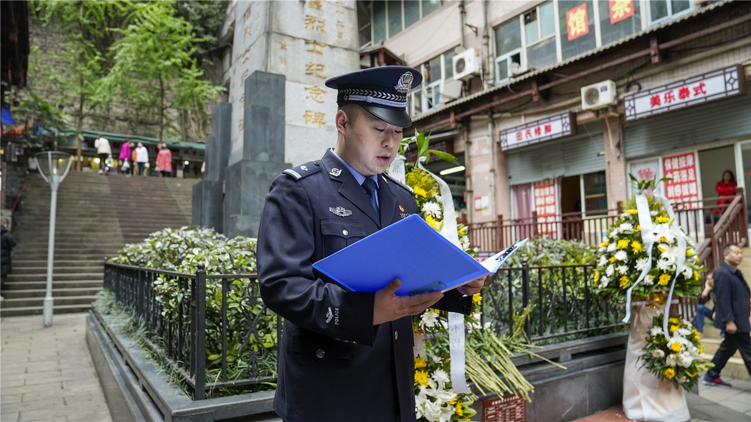 来到位于两路口建新正街的张国富烈士纪念碑前,向烈士敬献花篮,学习