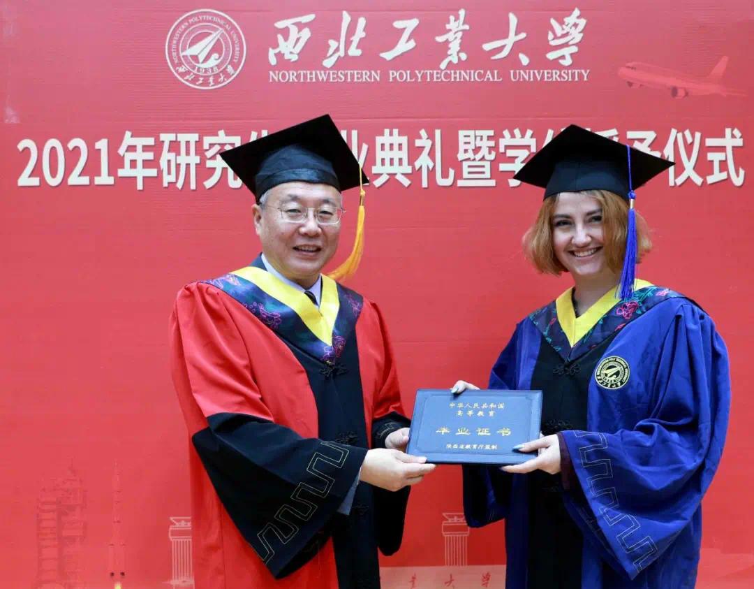 4、我毕业于安徽省六安市初中。证书：初中自愿毕业证书为什么要延迟一个月发？ 