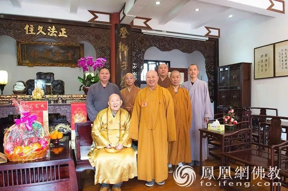 中国佛教协会副会长,广东省佛教协会会长明生大和尚给新成长老拜寿