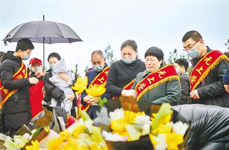 陈红军烈士墓前孩子第一次见到了爸爸