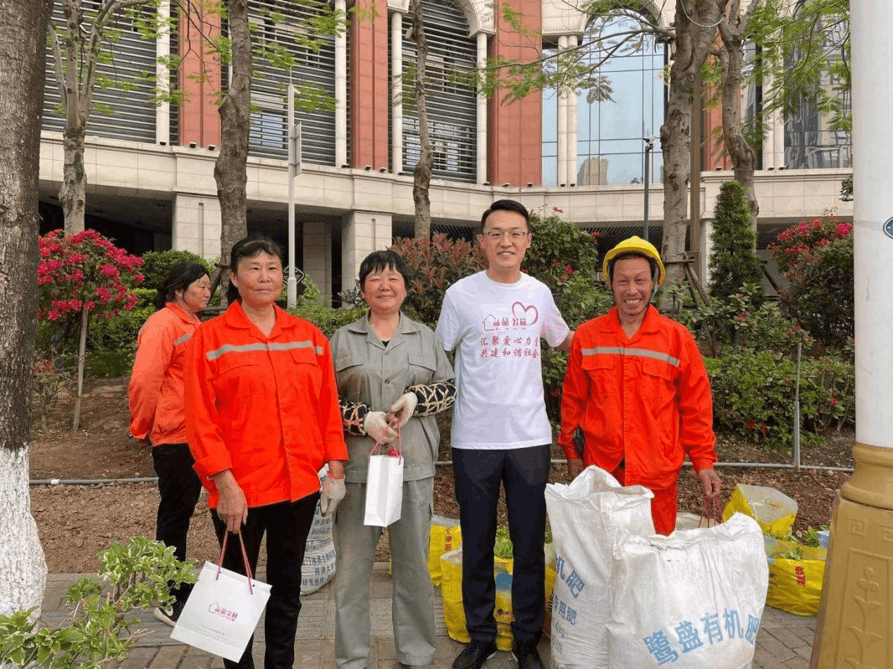 席铁铸——为公益事业献爱心