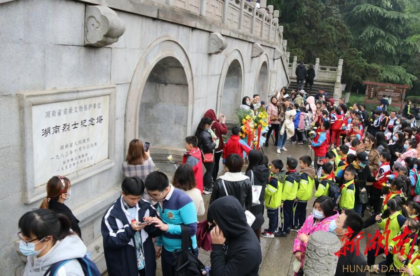 湖南烈士公园迎祭奠英烈游客10万余人 烈士纪念塔延时