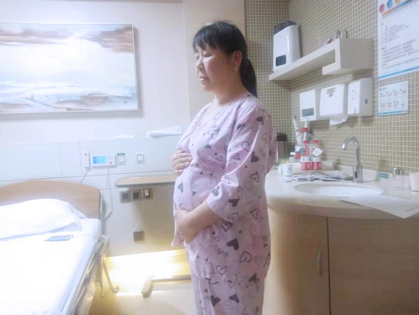 手术前,陈大姐腹部隆起,看起来和妊娠4个月的孕妈妈一般无二.
