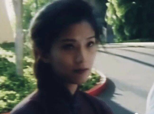 具有美殇感的长相,眼神中有忧郁,但是英气的面部又看起来不娇气
