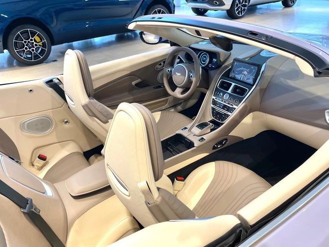 阿斯顿马丁db11两门四座软顶敞篷跑车
