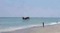 美国一飞机迫降海滩:超低空飞行坠海炸开水花 游客惊声尖叫