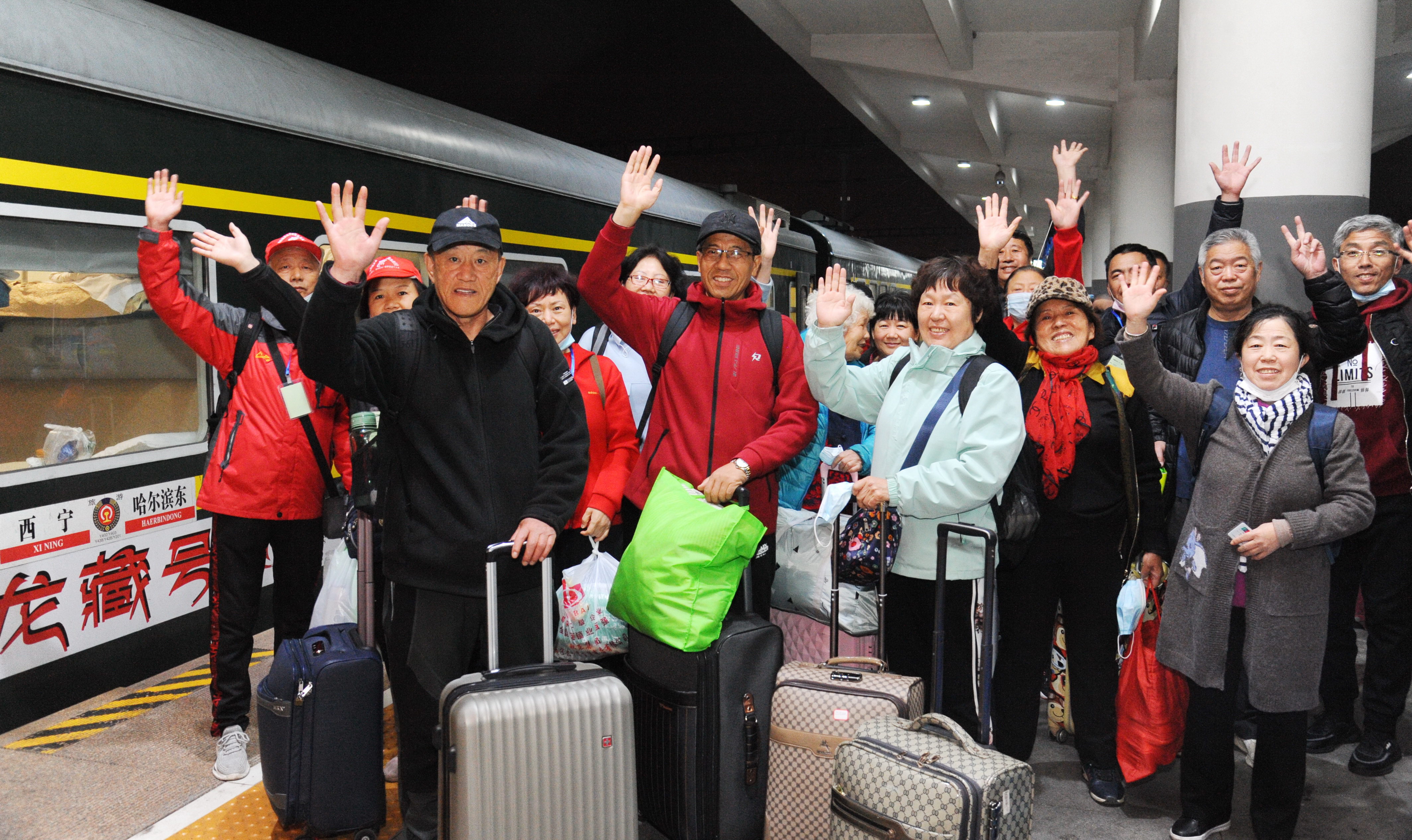 首趟"龙藏号"旅游专列顺利返哈!