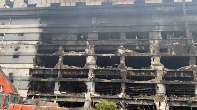 上海金山一厂房大火灭火后近景曝光大楼已彻底烧毁