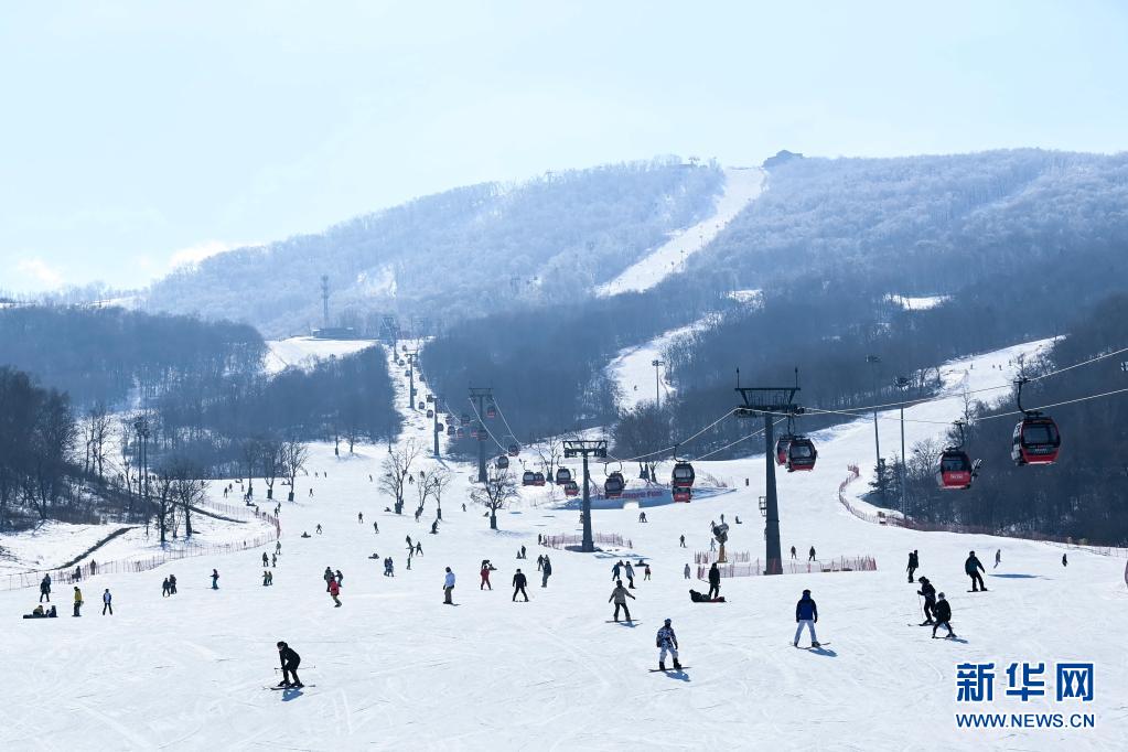 2月15日,游客在吉林省吉林市万科松花湖滑雪场滑雪.