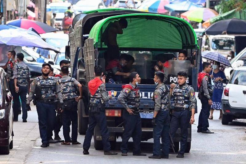 4月12日,缅甸仰光抗议者举行了反政变的示威活动,警察来到现场.