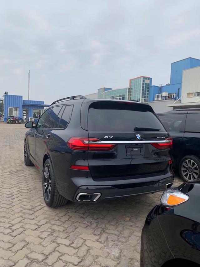 2020款宝马x7继承了宝马7系轿车优良舒适的驾驶操作感,即便是像于这种