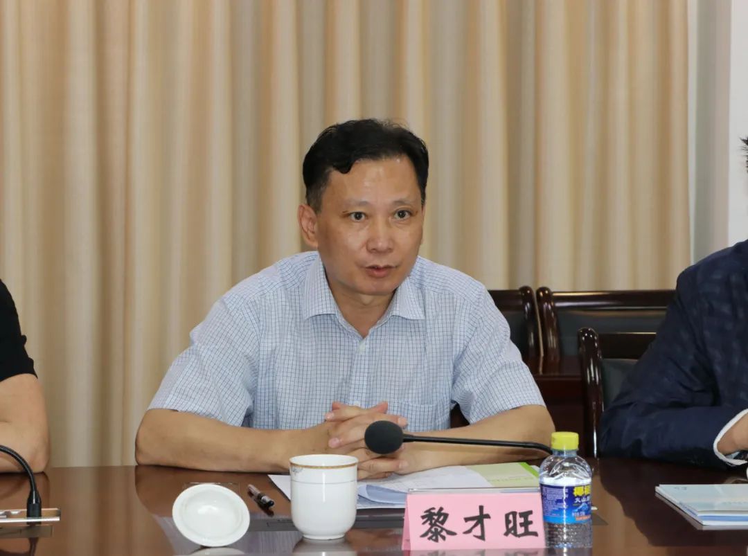 海南省侨联党组书记,主席黎才旺介绍考察团情况