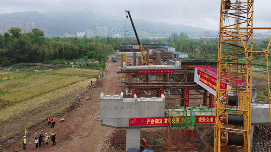 临海伏龙大桥工程首件桥面钢箱梁吊装顺利完成