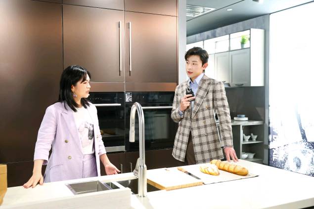 索菲亚邀请代言人邓伦回家开时尚liveshow燃爆了
