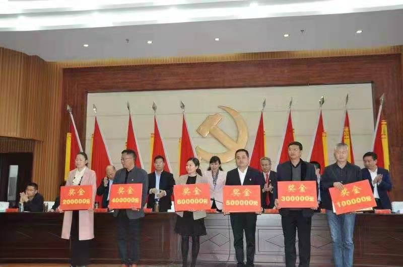 驻马店市政协副主席,县委书记刘艳丽出席会议并讲话.