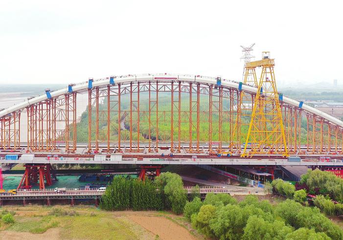 齐鲁黄河大桥拱肋架设完成