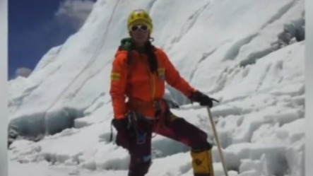 女登山者麦子登顶珠峰成为首位登上世界最高峰的新疆女性