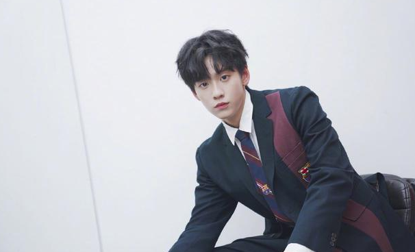 据悉,余景天02年出生于加拿大温哥华,曾参加韩国选秀《produce x 101