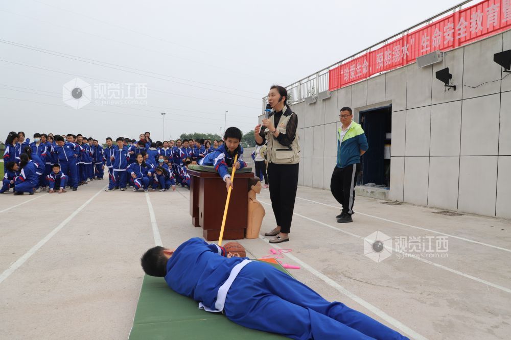 江西>九江>正文> 1/82021年4月28日,江西省九江市湖口县第三中学开展"