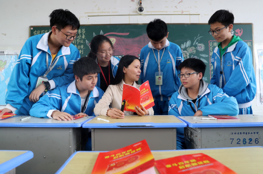 4月26日,江西省抚州市东乡区第二中学的师生们利用班会时间诵读校本