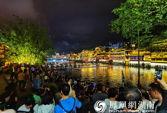 组图丨夜色撩人凤凰古城浪漫夜景醉游人