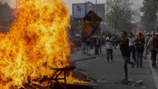 印度爆发大规模骚乱民众扔炸弹炮火连天女子被骑坐揪头发互殴