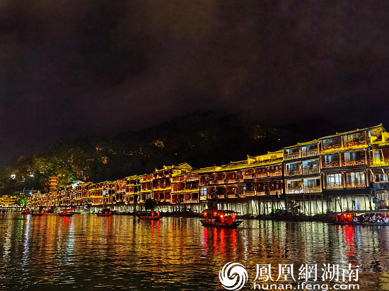 组图丨夜色撩人凤凰古城浪漫夜景醉游人