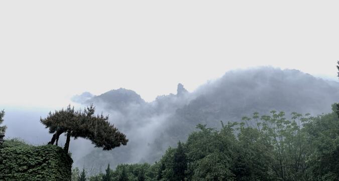 十堰武当山景区云海秀美 5月3日云里相会