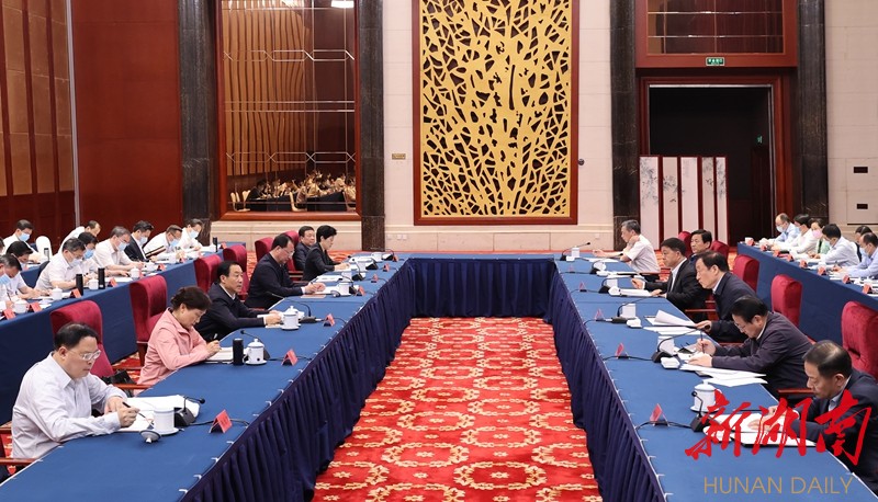 (5月7日上午,江西·湖南两省合作发展交流座谈会在南昌举行.