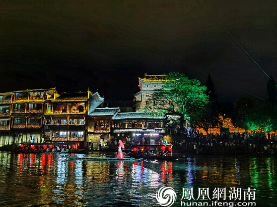 组图丨夜色撩人凤凰古城浪漫夜景醉游人