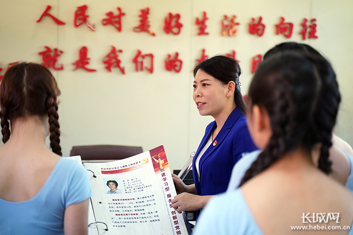 祥富里社区党总支书记陈林静向师生代表介绍社区的情况.
