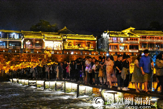 组图丨夜色撩人凤凰古城浪漫夜景醉游人