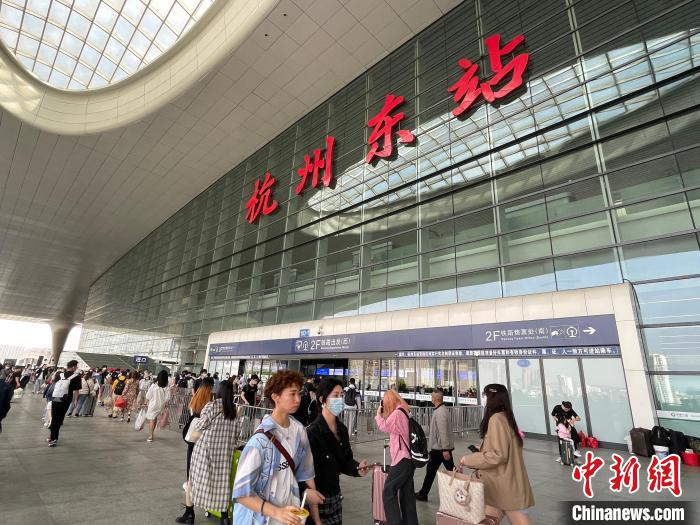"五一"假期杭州迎来"出行热 地铁客流刷新纪录